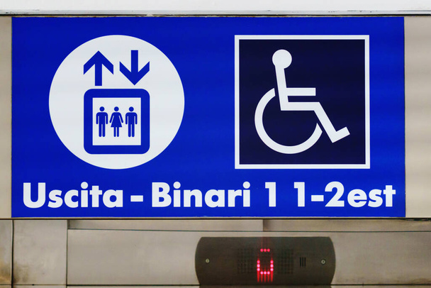 Szekrény tábla mutatja az irányt a vasútállomás platform 1, platform 2 és kijárat lift a fogyatékkal élők számára. Információs tábla az emeleten. - Fotó, kép