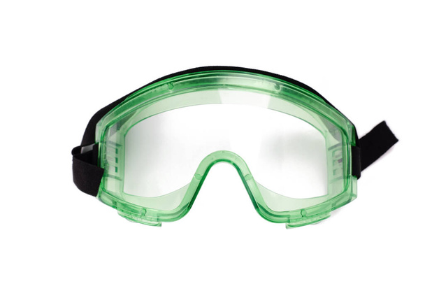zielone okulary ochronne izolowane na białym tle. przemysłowe zużycie ochronne - Zdjęcie, obraz
