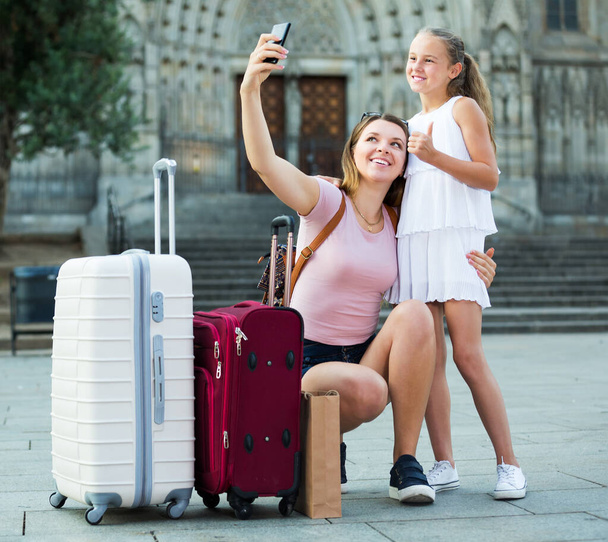 Female tourists taking selfie - Foto, Imagen
