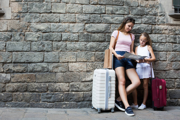 mother and daughter with travelling bag - Foto, Bild