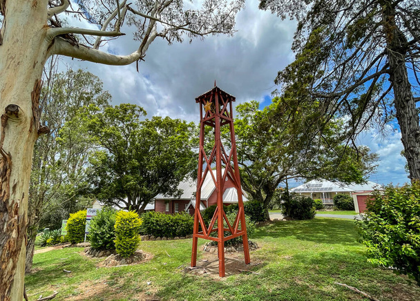 Kilcoy faluban, Queenslandben, Ausztráliában, 1926-ban épült Szent Mária anglikán templom harangtornyának látképe - Fotó, kép