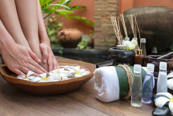 Güzellik ve aroma terapisi ürünleri için kaplıca, kadın ayakları ve el kaplıcaları için spa, Tayland. Sağlıklı ve Rahat Konsept. - Fotoğraf, Görsel