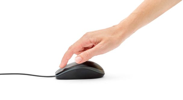 La mano de la mujer haga clic en el ratón del ordenador negro. Aislado sobre blanco. - Foto, imagen
