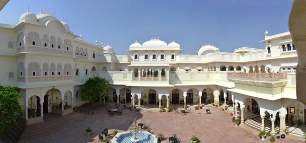India, white airy architecture with arches and fountain - Valokuva, kuva