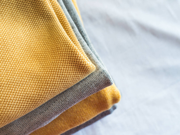 Color amarillo iluminado y suéteres grises de invierno - Foto, imagen