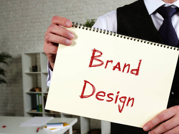 Бизнес-концепция, означающая дизайн бренда с фразой на листе бумаги - Фото, изображение