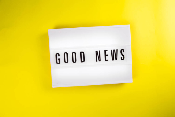 Текст хороших новин на лайтбоксі на жовтому тлі ізольовано Вид зверху, плоский
 - Фото, зображення