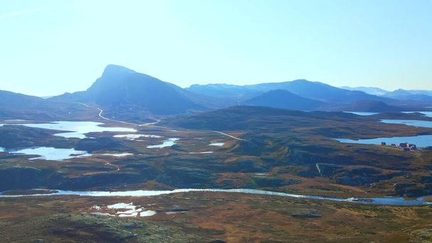 Гора Битихорн в национальном парке Йотунхеймен в Норвегии. В резком контрасте с ярким солнцем. - Да. Высокое качество фото - Фото, изображение