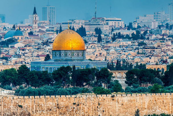 JERUSALEM, ISRAEL - CIRCA MÁJUS 2018: csodálatos panoráma a város Jeruzsálem körül május 2018 Jeruzsálemben. - Fotó, kép
