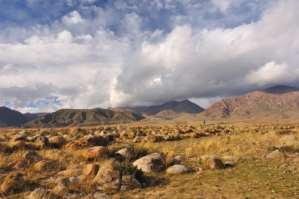 ογκόλιθοι στα βουνά της Κιργιζίας - Φωτογραφία, εικόνα