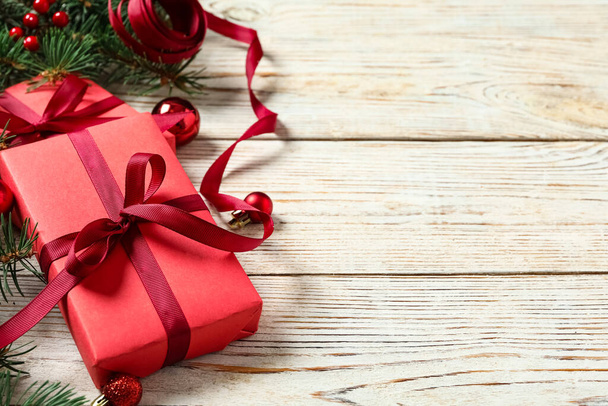 Cajas de regalo, bolas de Navidad y decoración festiva en mesa de madera blanca. Espacio para texto - Foto, Imagen
