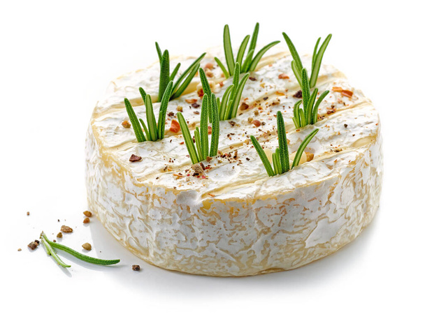 fromage de brie frais prêt pour la cuisson isolé sur fond blanc - Photo, image