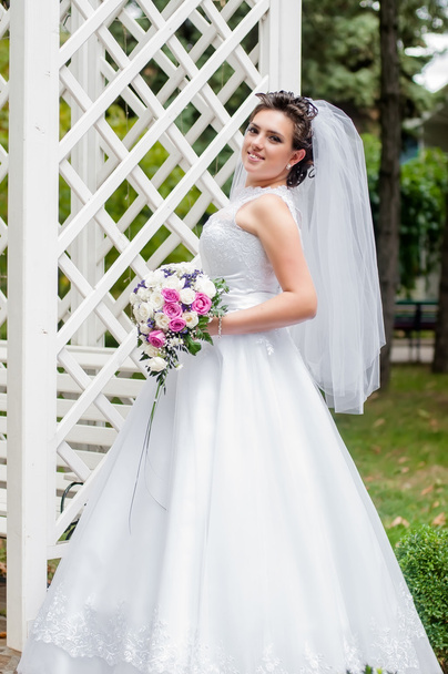Young beautiful bride with bouquet - Zdjęcie, obraz