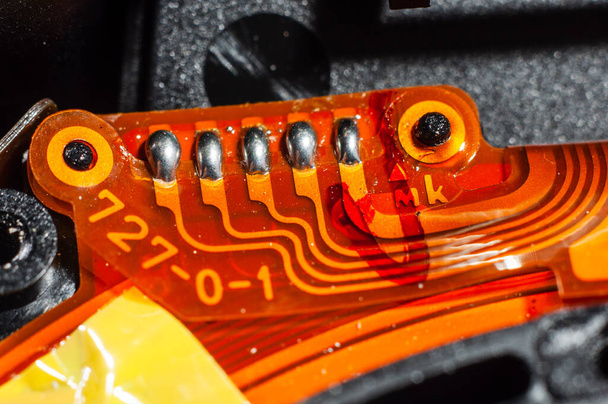 Chips electrónicos con semiconductores de color naranja de cerca, macrofotografía - Foto, Imagen