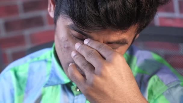 Müder junger Mann leidet unter Augenschmerzen  - Filmmaterial, Video