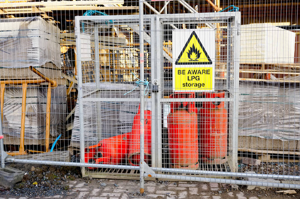 Cage de stockage de bouteilles de propane de gaz hautement inflammables pour la sécurité près du chantier de construction et la protection du public contre l'explosion - Photo, image