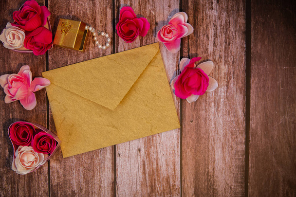 Valentine's day background with roses, hearts, a pearl pendant gift and a closed envelope - Fotoğraf, Görsel