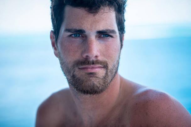 Portrait of handsome man with white teeth smile, shirtless surfer and blue ocean on background - Foto, immagini