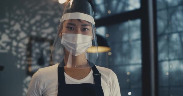 Junge asiatische Café-Angestellte bei Pandemie im Gesichtsschutz - Filmmaterial, Video