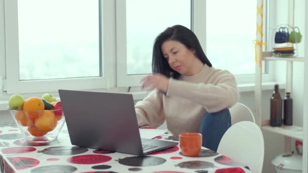 взрослая деловая женщина, сидящая на ноутбуке и работающая в Интернете, красивая женщина-профессиональный пользователь, использующая компьютерную технологию, делающая онлайн-работу дома - Кадры, видео