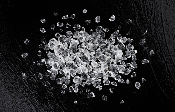 Siyah taş zemin üzerinde ezilmiş buz, üst görünüm - Fotoğraf, Görsel