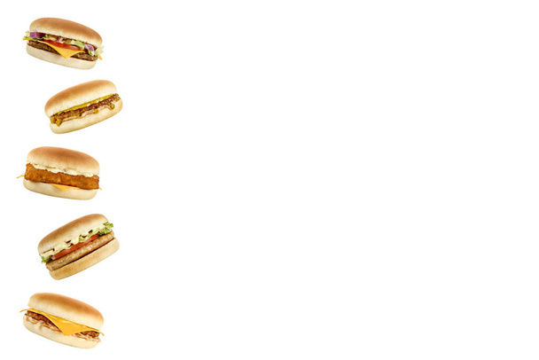Пять вкусных бургеров с разной начинкой вертикально. - Фото, изображение
