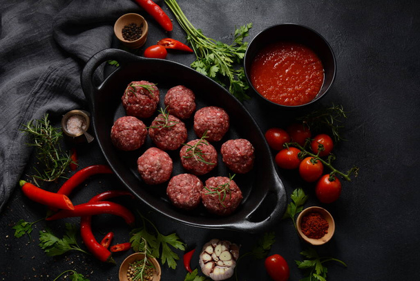 Raw uncooked meatballs. Ready for cooking - Foto, afbeelding