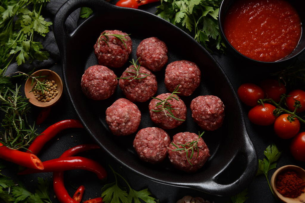 Raw uncooked meatballs. Ready for cooking - Foto, afbeelding