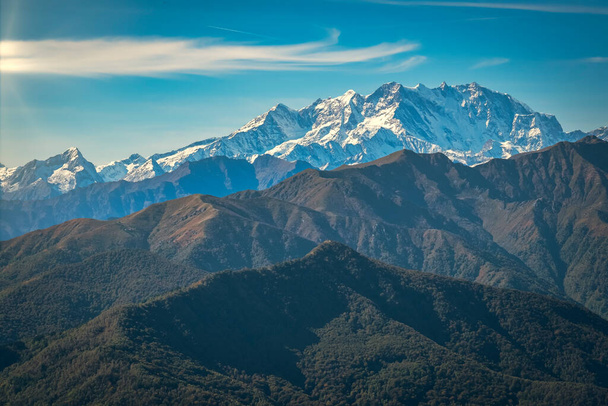 La chaîne de montagnes du massif du Mont Rosa, vue depuis le sommet du pic Mottarone (entre le lac Majeur et le lac Orta, Piémont, Italie du Nord). deuxième plus haute montagne d'Europe, elle marque la frontière entre l'Italie et la Suisse. Image couleur. - Photo, image