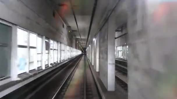 Video de entrada a una estación de metro iluminada por luz brillante - Imágenes, Vídeo