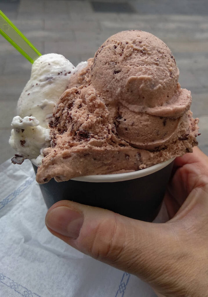 Çok büyük bir straciatella ve mantarlı dondurma. - Fotoğraf, Görsel