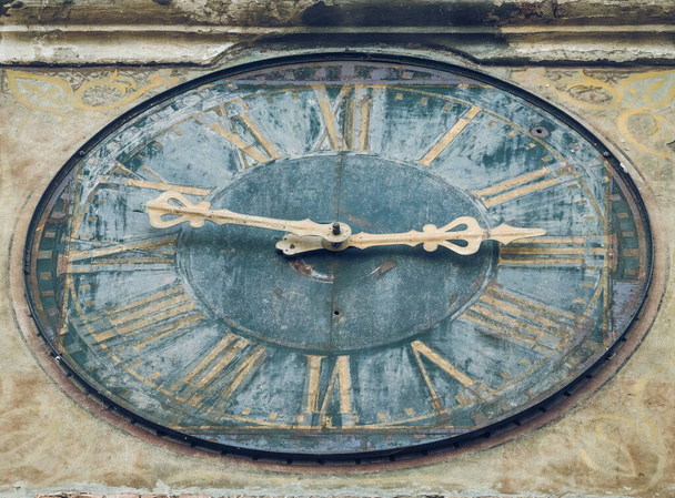 Zbliżenie z zegarem z kultowego Clocktower w Sighisoara cytadela. - Zdjęcie, obraz