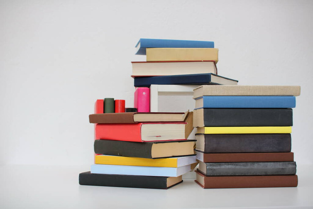 Pilha de livros sobre fundo branco - Foto, Imagem