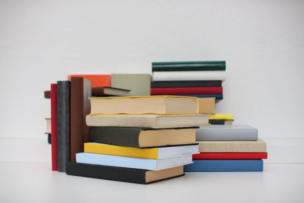 Empilement de livres sur fond blanc - Photo, image
