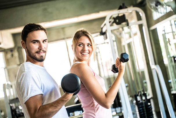 Muscular pareja practicar y hablar en fitness gimnasio estilo de vida saludable personas caucásicas - Foto, imagen