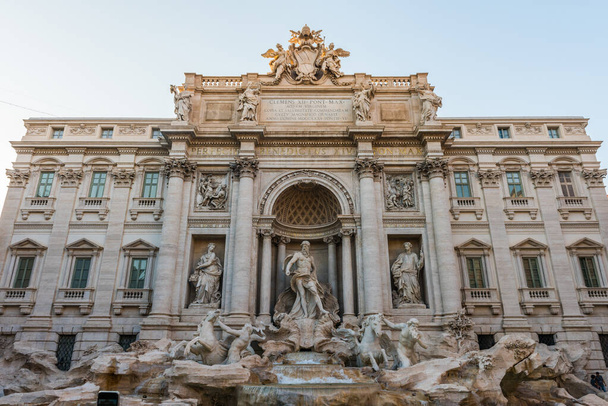 ROME, ITALIA - kesäkuu 30, 2019: Trevin suihkulähde (Fontana di Trevi) Roomassa, Italiassa. Trevin suihkulähde on Rooman suurin barokkilähde.. - Valokuva, kuva