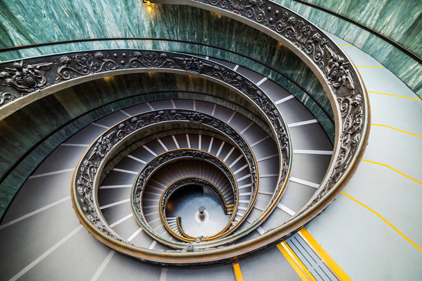 Escalera de Bramante en el Museo Vaticano en la Ciudad del Vaticano. Roma, Italia. La escalera de caracol de doble hélice es el famoso destino de viaje. - Foto, Imagen