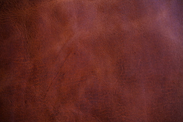 Červená tmavě hnědá zeleninová vyčiněná kůže pozadí abstraktní kožený výrobek - Fotografie, Obrázek