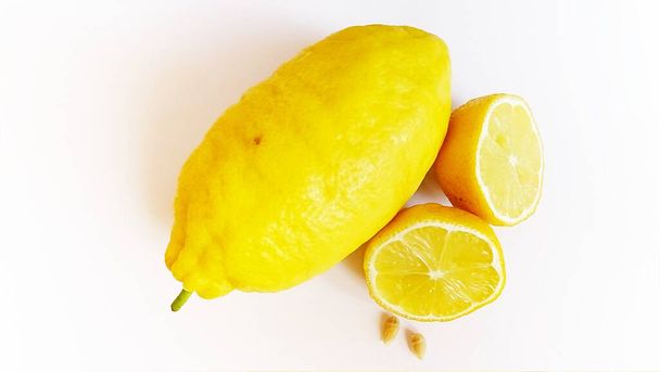 Celé citron a citron půlky se semeny izolované na bílém pozadí - Fotografie, Obrázek