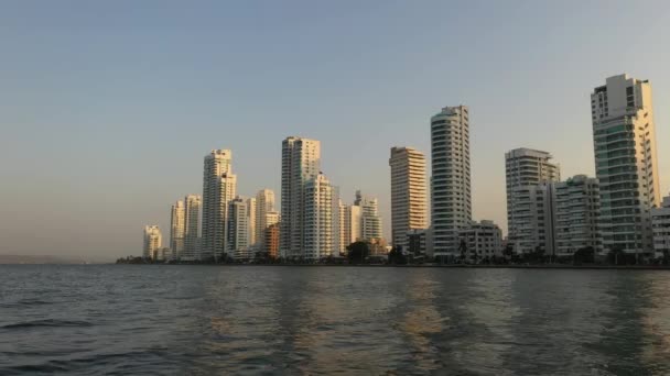 La città colombiana Cartagena nella vista aerea serale - Filmati, video