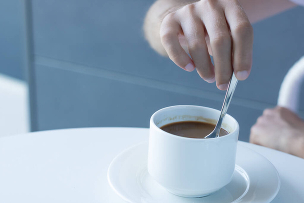 Bir fincan kahve içen adamın yakın çekimi. Boşluğu kopyala - Fotoğraf, Görsel