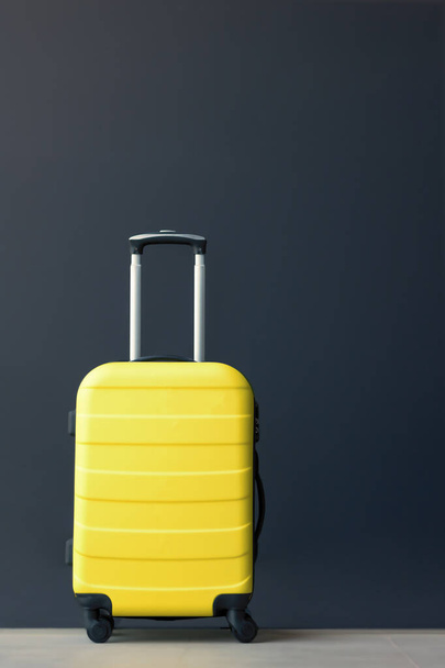 Желтый чемодан к стене. Копирование пространства. - Фото, изображение