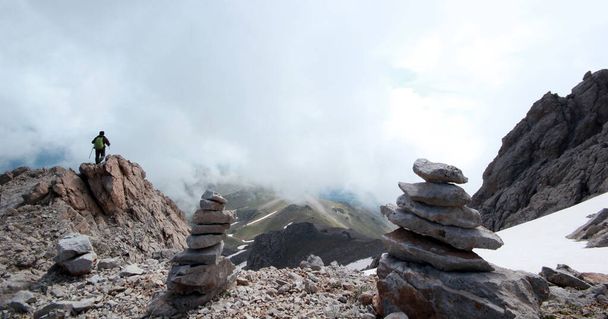 Starker Bergsteiger steht auf Felsen. Nebelschwaden. Natur und Freiheit. - Foto, Bild