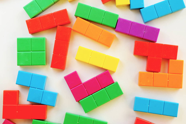 Coloridos cubos de rompecabezas de fondo, figuras geométricas, juego de mesa, multicolor - Foto, Imagen