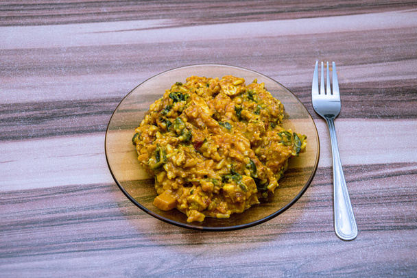 Plato indio con salsa de curry servido para la cena en la mesa de madera - Foto, imagen