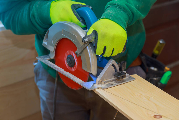 Scie circulaire de menuiserie coupant la lame de planche en bois avec le détail de gros plan de travail du bois sur l'équipement en bois - Photo, image