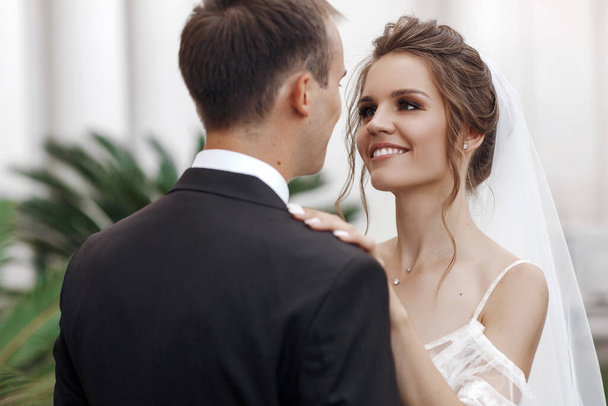 Wedding portrait of a smiling bride and groom - Zdjęcie, obraz