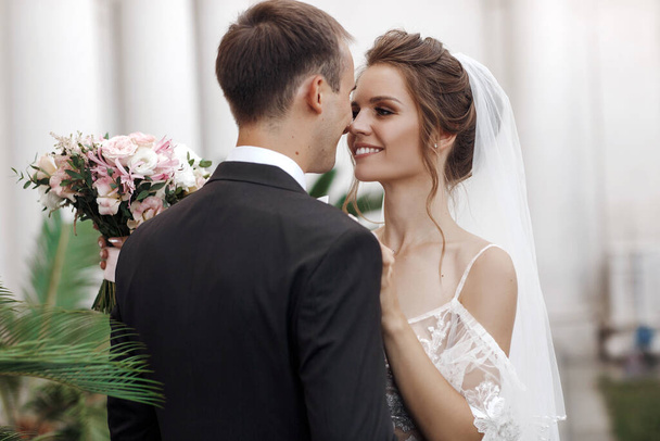 Wedding portrait of a smiling bride and groom - Fotografie, Obrázek