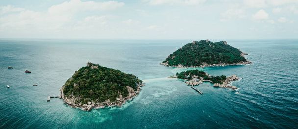 サムイ島、タオ島、タイ、東南アジアのコ・ナン・ユアンの空中写真 - 写真・画像
