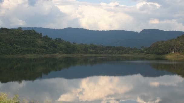 paisagem do lago reservatório de água com fundo de montanha - Filmagem, Vídeo